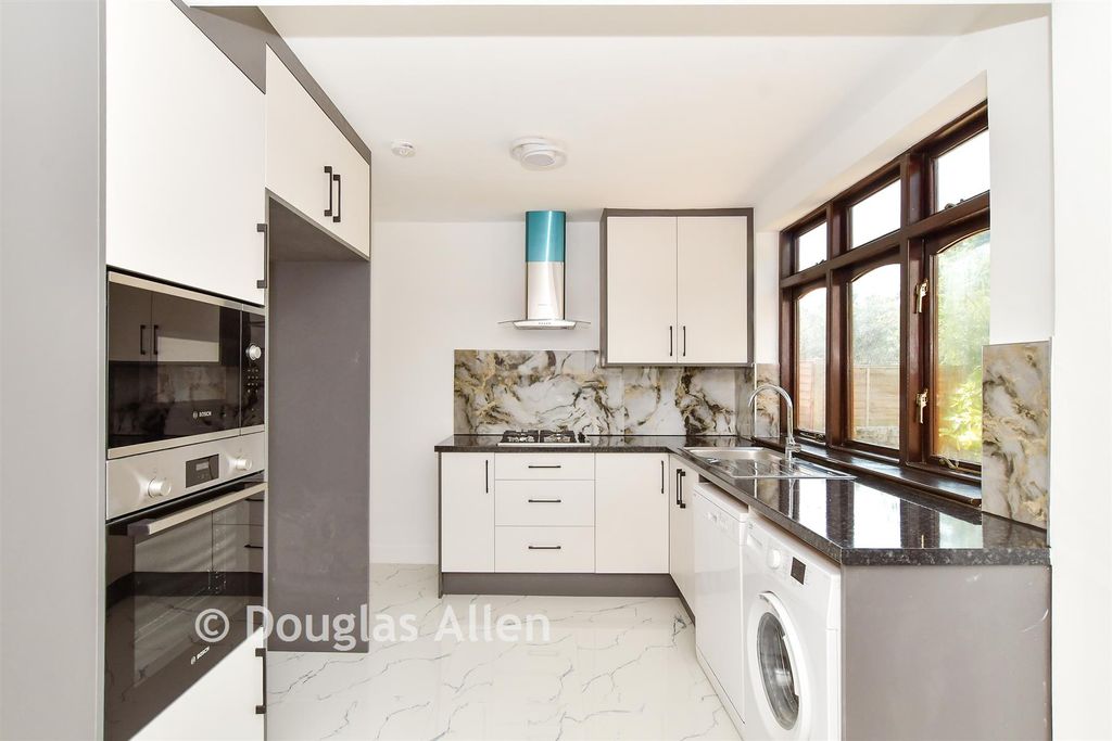 Property photo 2 of 15 Kitchen/Breakfast Room