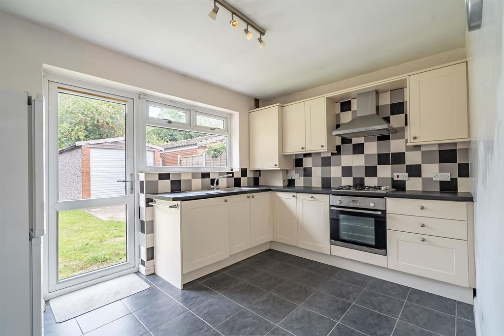 Property photo 2 of 11 Kitchen
