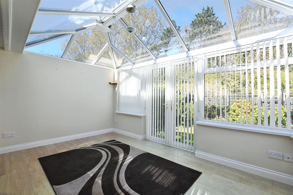 Property photo 2 of 21 Conservatory