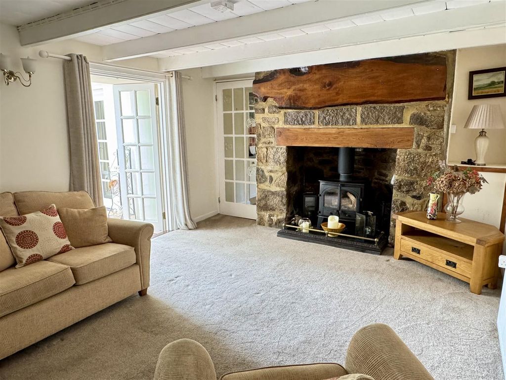 Property photo 3 of 35 Lounge: