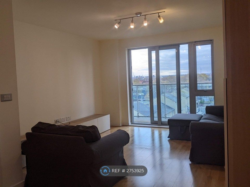 Property photo 2 of 7 Living Room/Balcony