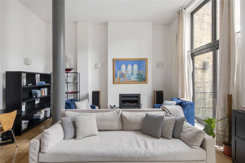 Property photo 1 of 10 Light Living Space