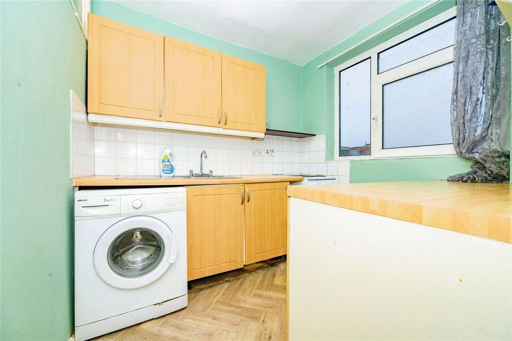 Property photo 3 of 11 Kitchen