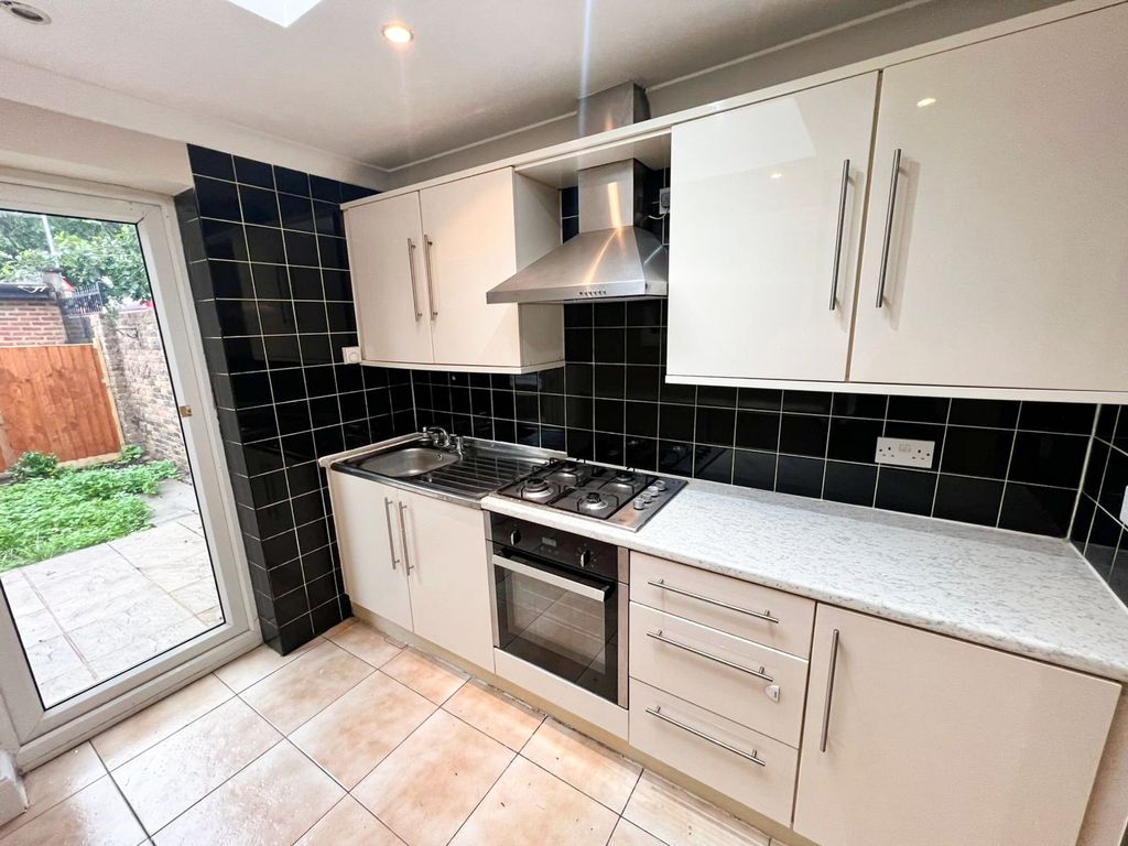 Property photo 2 of 14 Mortlake Rd Ig1