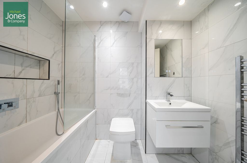 Property photo 1 of 7 Bathroom