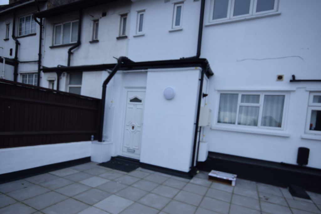 Property photo 1 of 13 3 Bedroom Flat To Rent Neasden Lane North, London Nw10 0Er