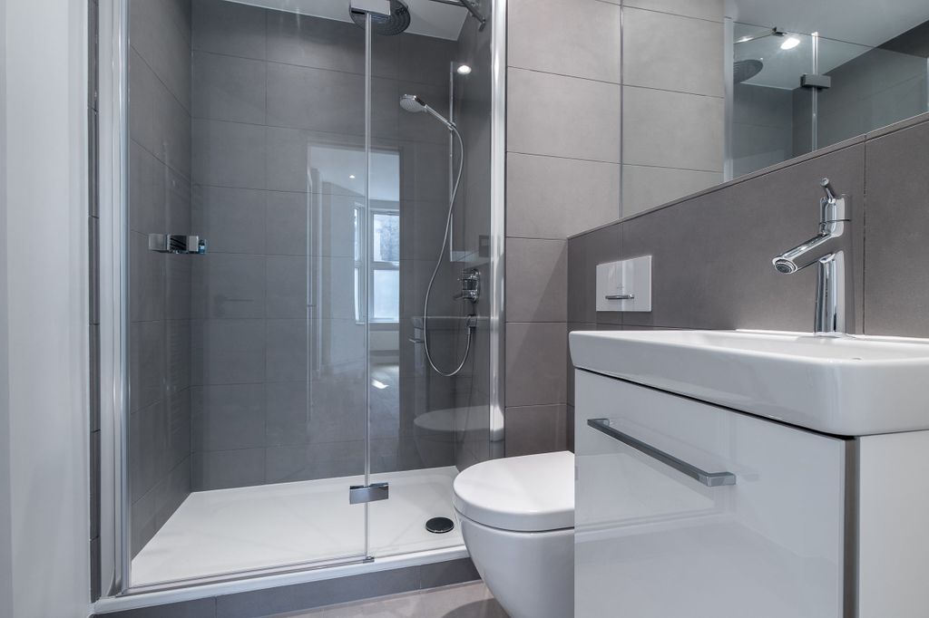 Property photo 2 of 11 Bathroom