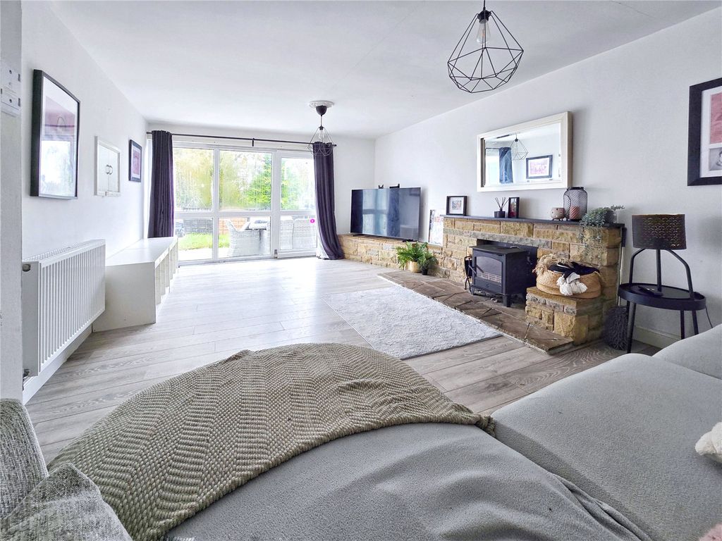 Property photo 1 of 17 Lounge