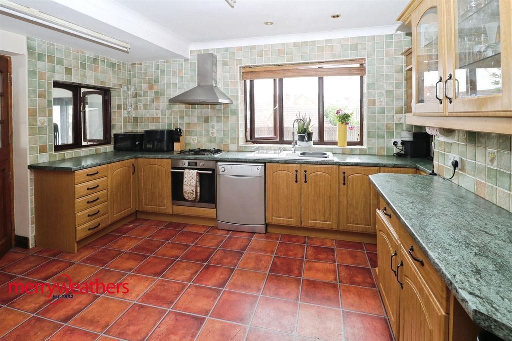 Property photo 3 of 18 Kitchen