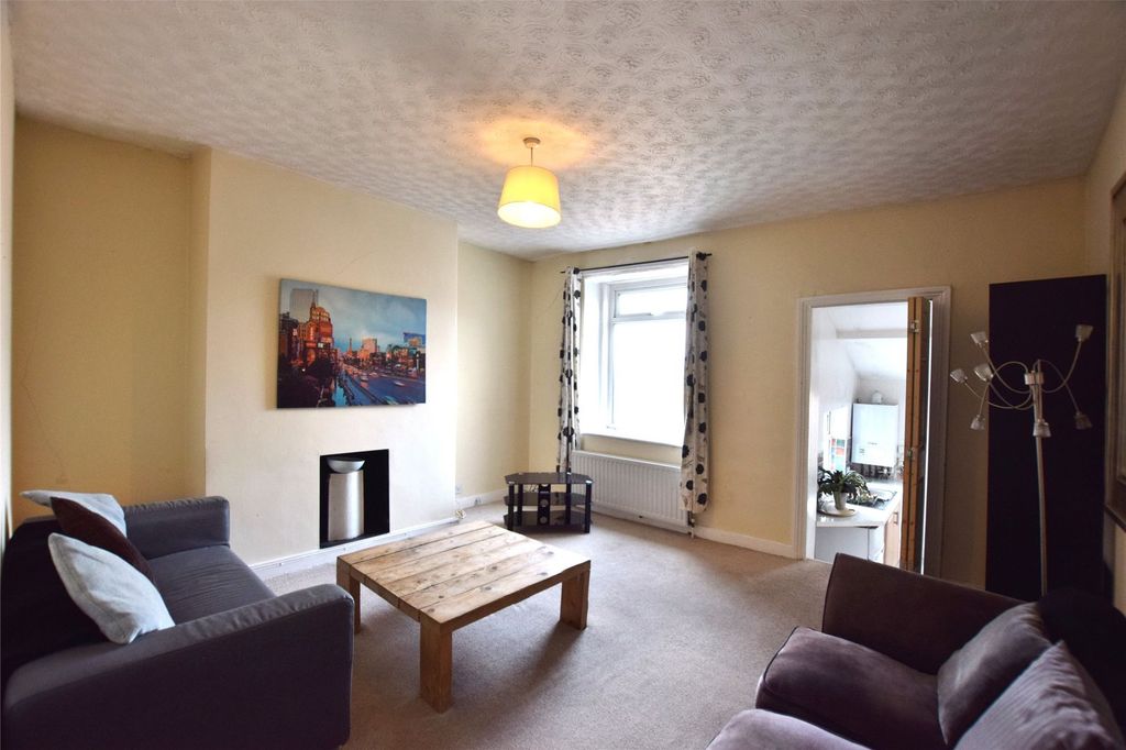 Property photo 3 of 6 Lounge