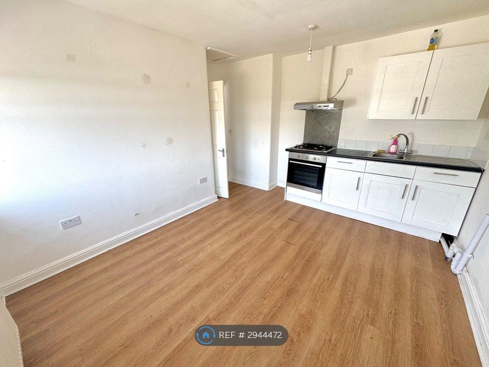 Property photo 2 of 11 Kitchen/Lounge