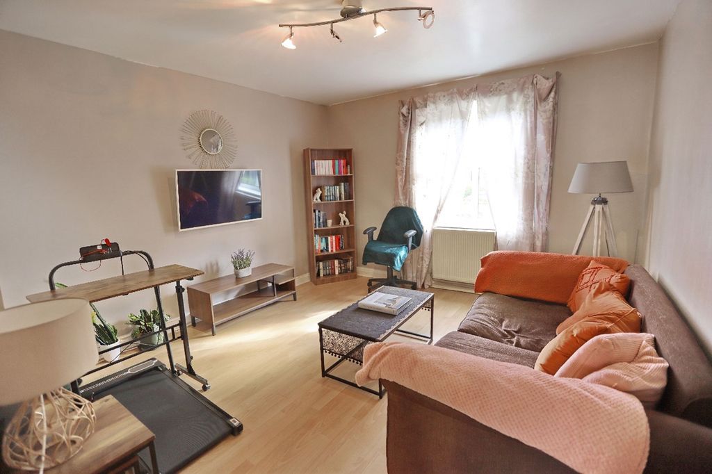 Property photo 3 of 9