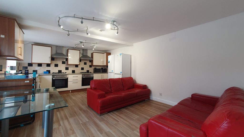 Property photo 1 of 19 6 Bedroom Flat For Rent