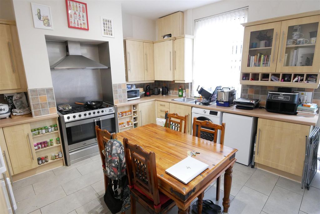 Property photo 3 of 7 Dining Kitchen