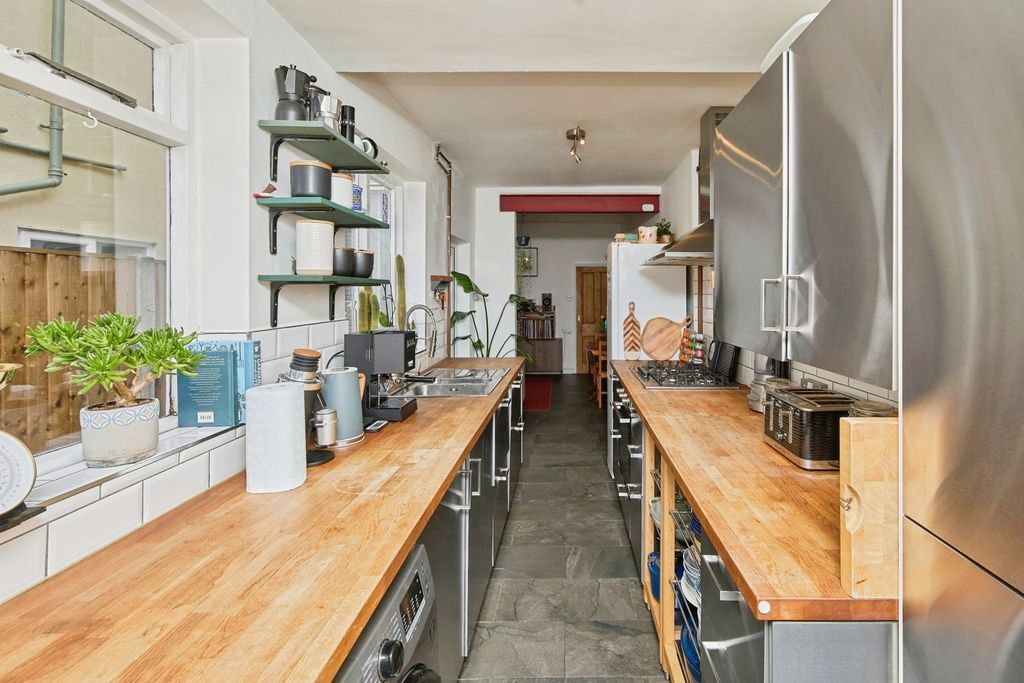 Property photo 3 of 21 Kitchen