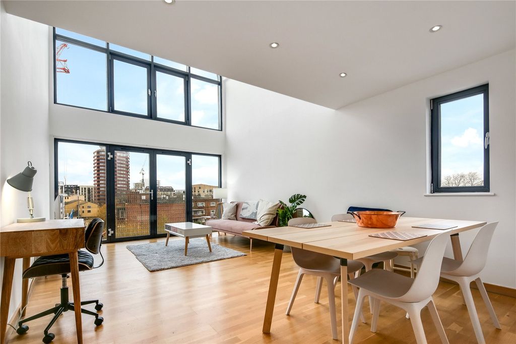 Property photo 1 of 18 Living Room