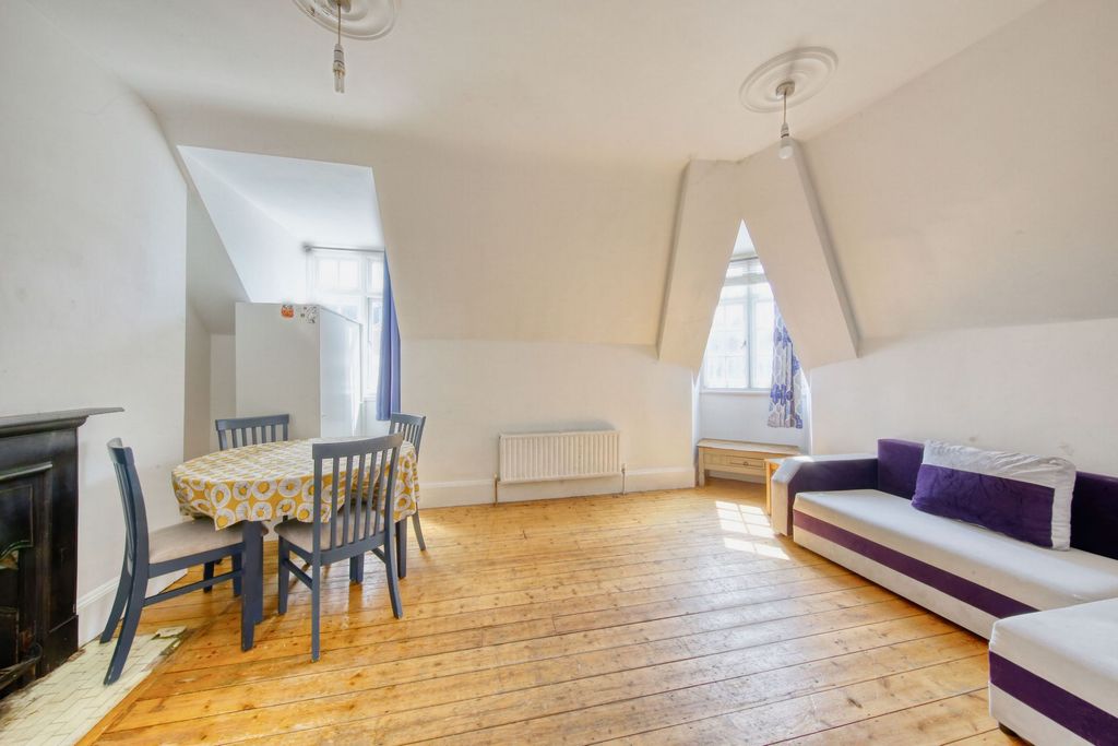 Property photo 1 of 7 Photo 4