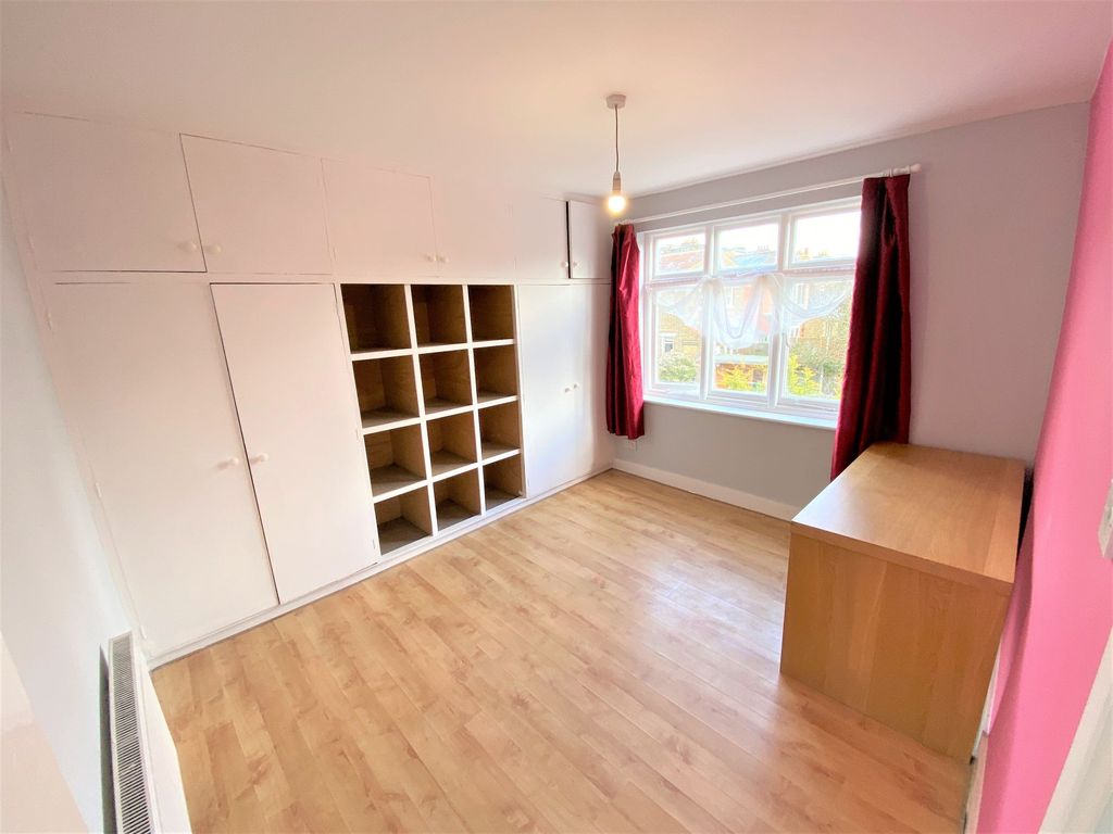 Property photo 3 of 4 Cantley Gdns Ig2