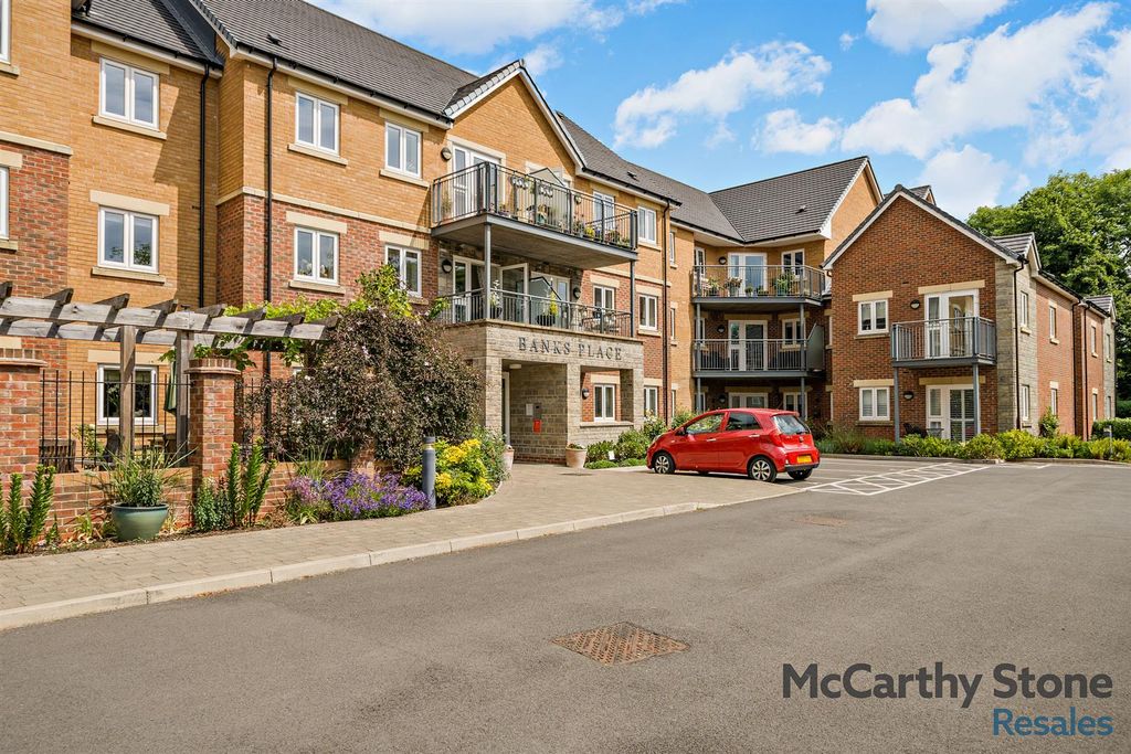 Property photo 1 of 15 Banks Place