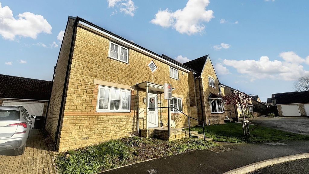 Property photo 2 of 15 Well-Presented Terraced House With A Tidy Front Ga...