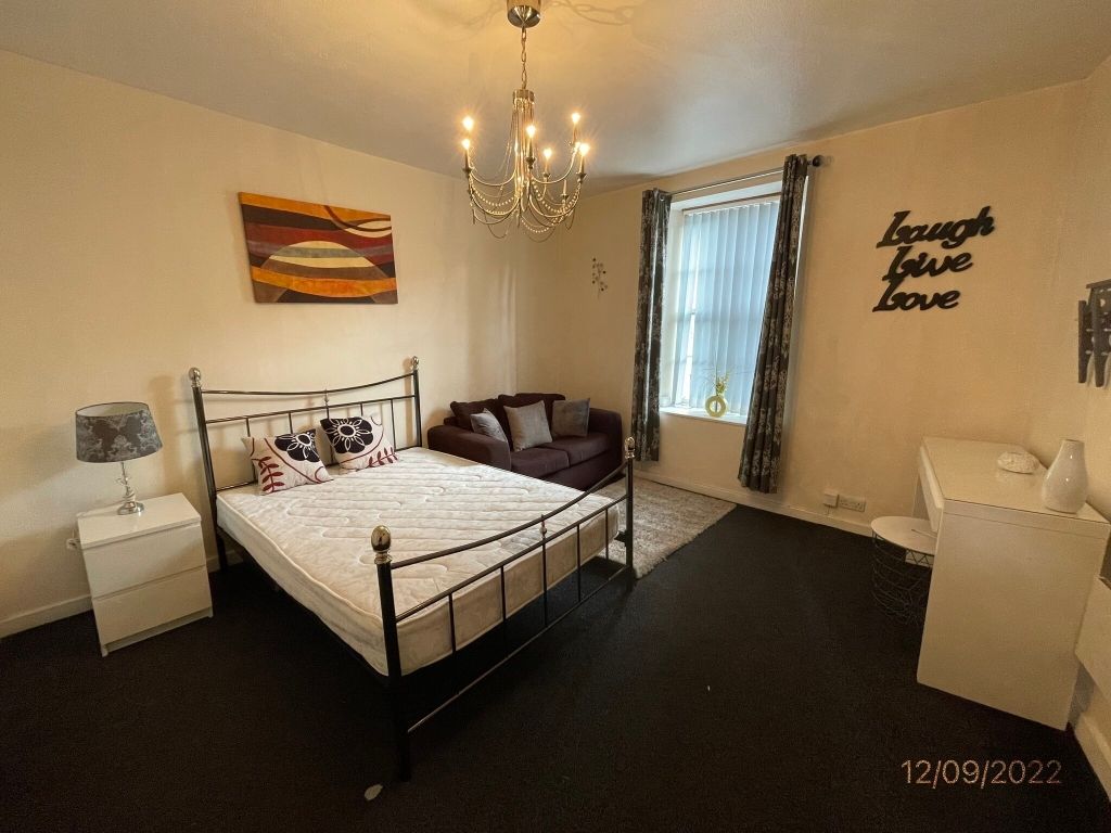 Property photo 1 of 7 Lounge/Bedroom