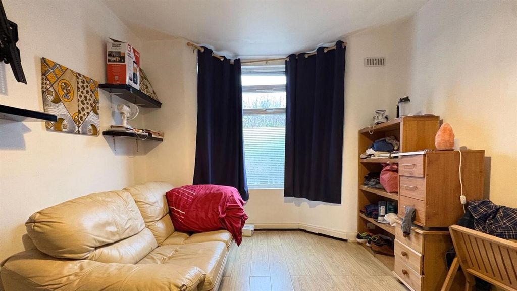 Property photo 3 of 15 House For Sale In Plaistow