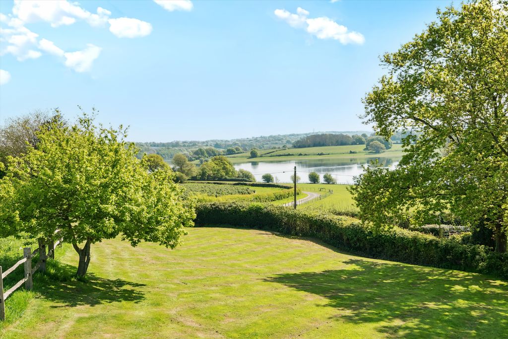 Property photo 2 of 17 Image