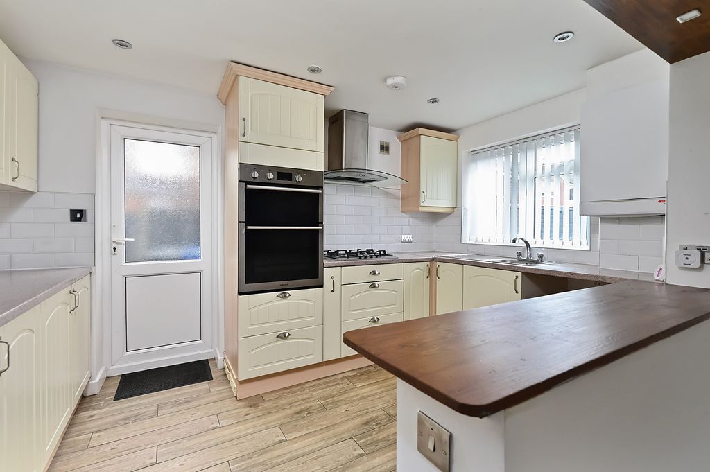 Property photo 3 of 13 6 Romsey Close (7)