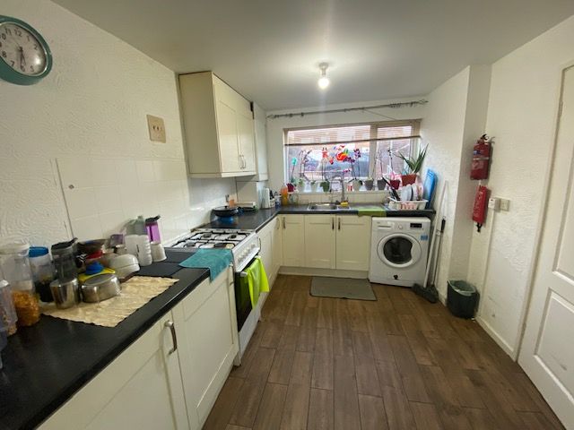 Property photo 3 of 9 Kitchen