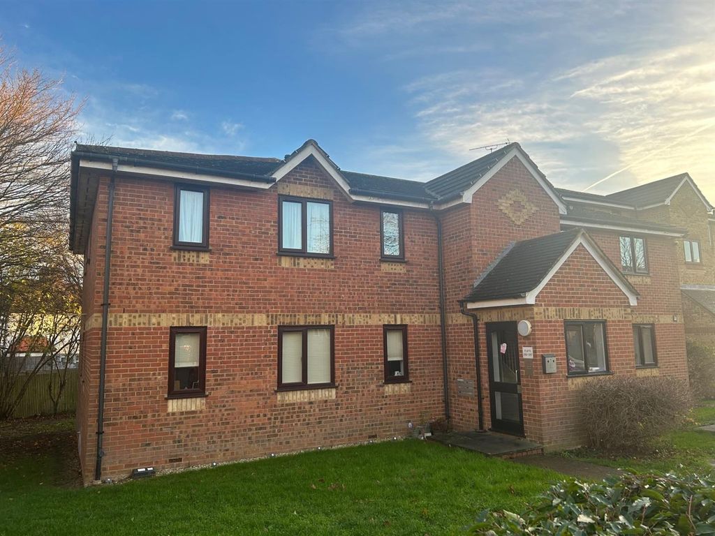 Property photo 1 of 2 Redford Close