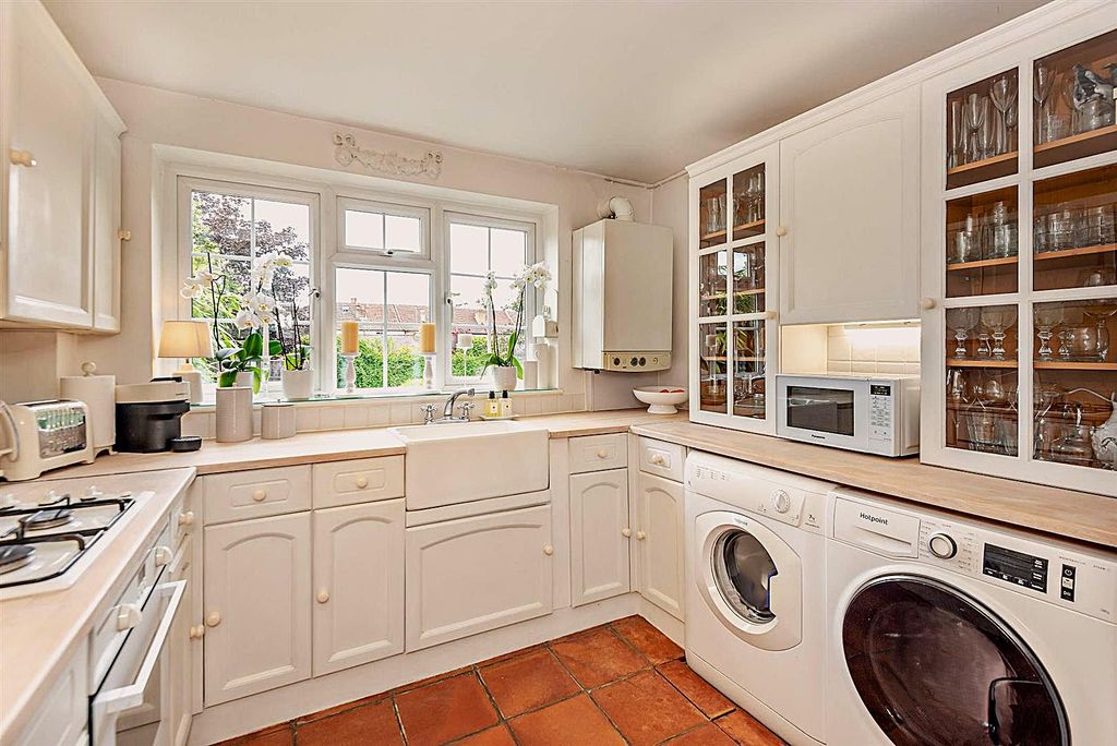 Property photo 3 of 18 Kitchen