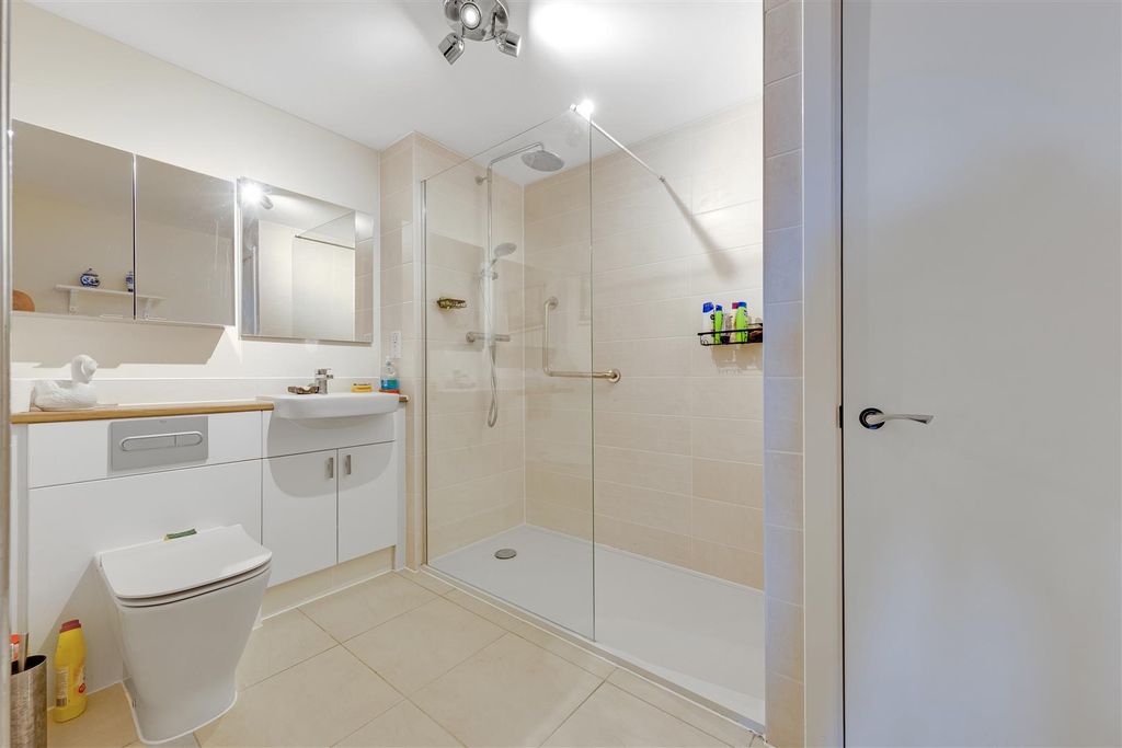 Additional image 8 of 2 bed flat for saleStation Road, Hook RG27
