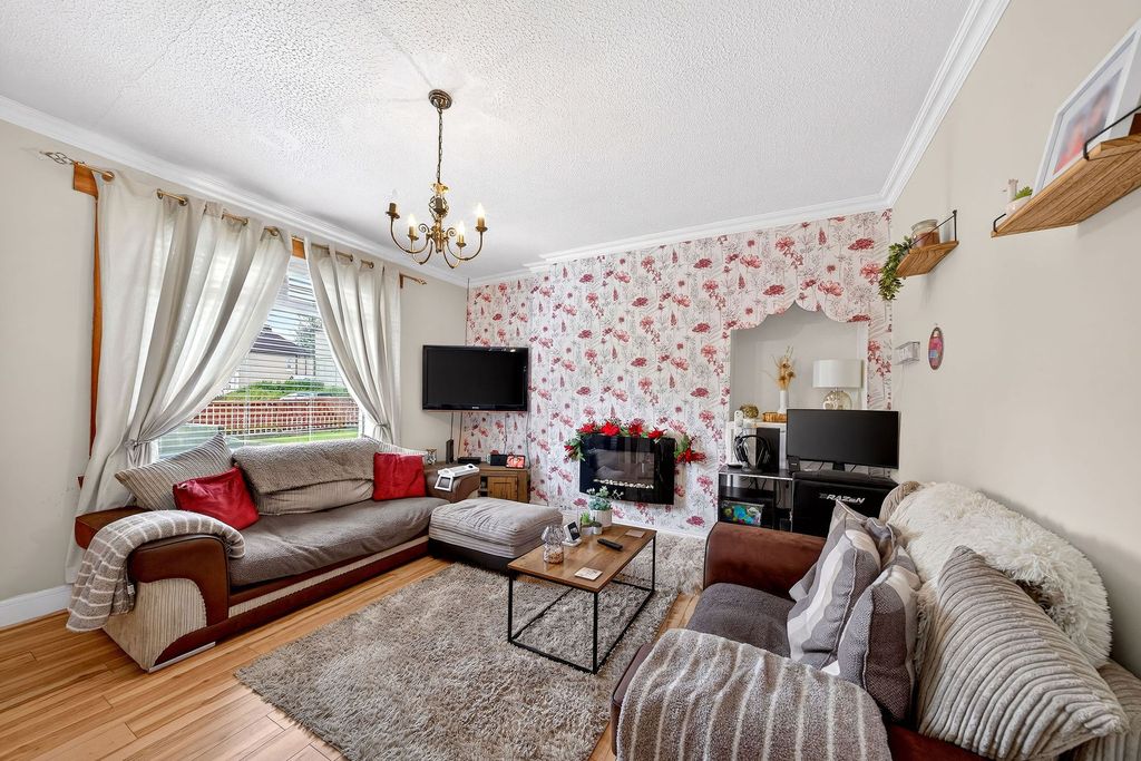 Property photo 2 of 44 Lounge