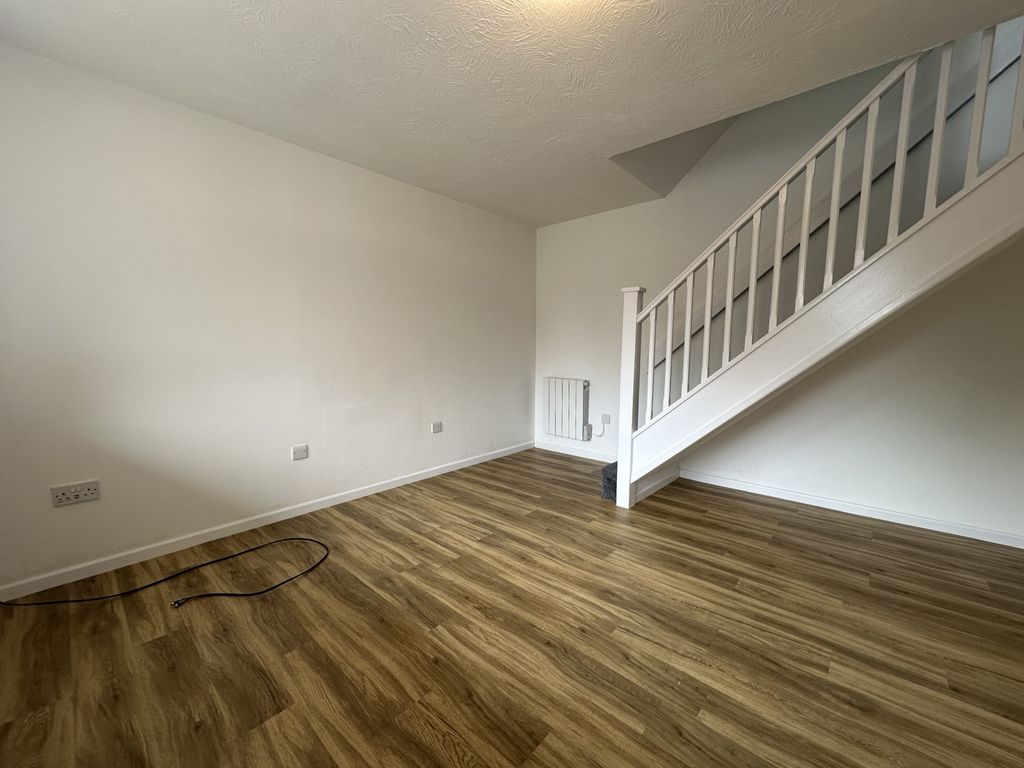 Property photo 3 of 11 Living Room