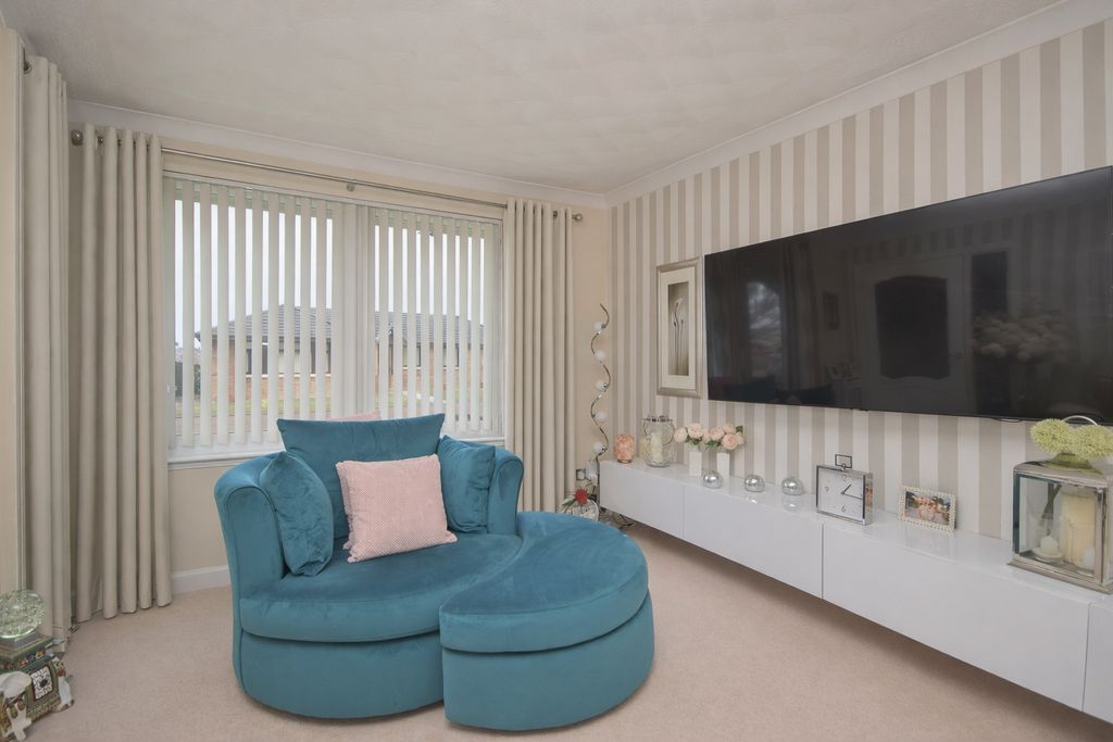 Property photo 3 of 30 Cozy Living Room Corner With Teal Lounge