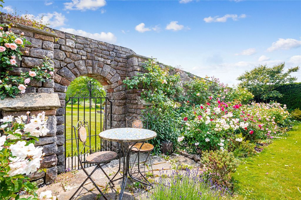 Property photo 3 of 25 Garden