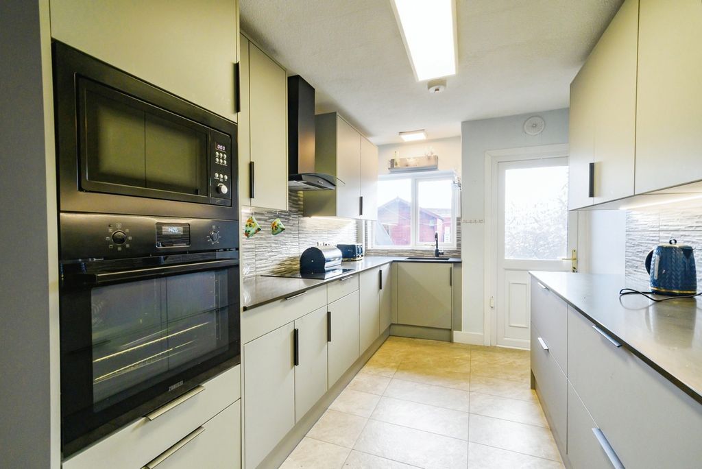 Property photo 3 of 19 Kitchen