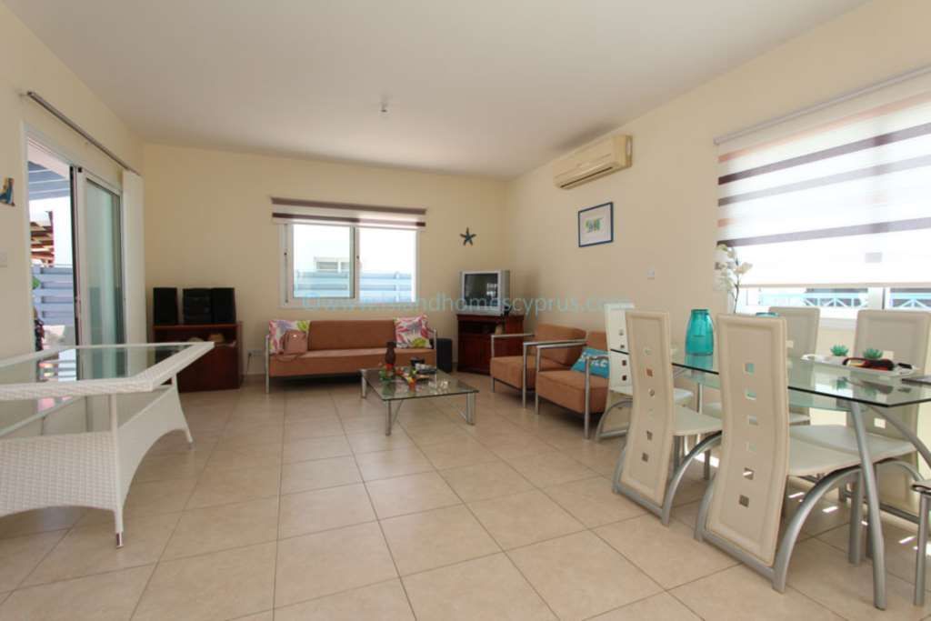 Property photo 2 of 27