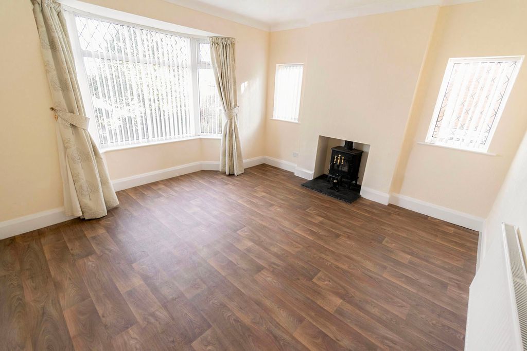 Property photo 3 of 12 Lounge