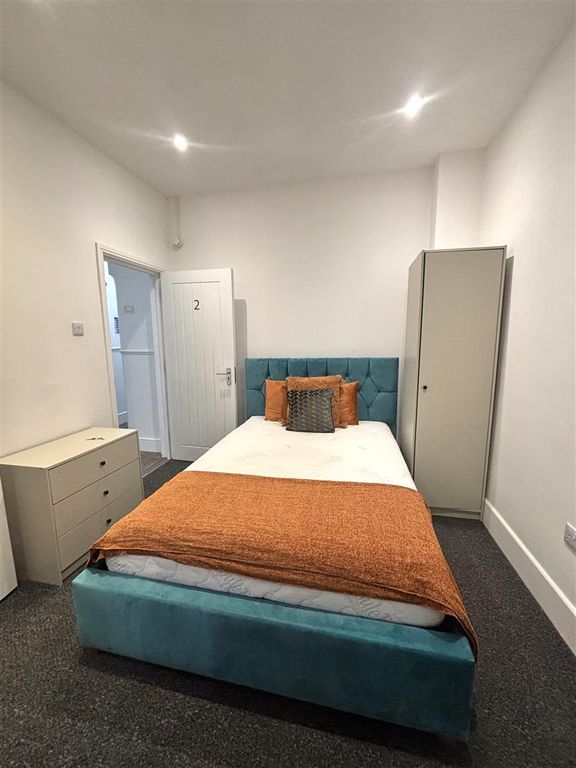 Property photo 3 of 8 Room 2 20 Albany .Jpg