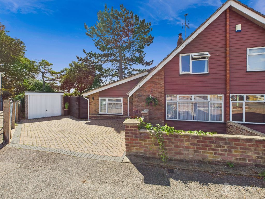 Property photo 1 of 22 Front Of House- Mark Stephens Ewemove Newmarket An