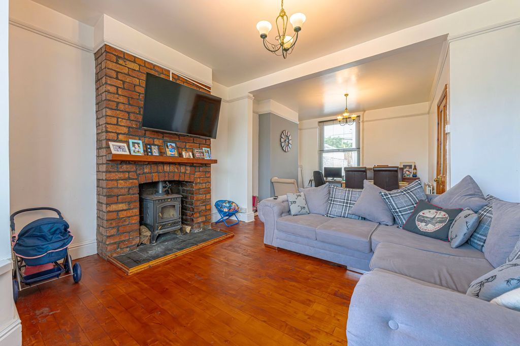 Property photo 2 of 33