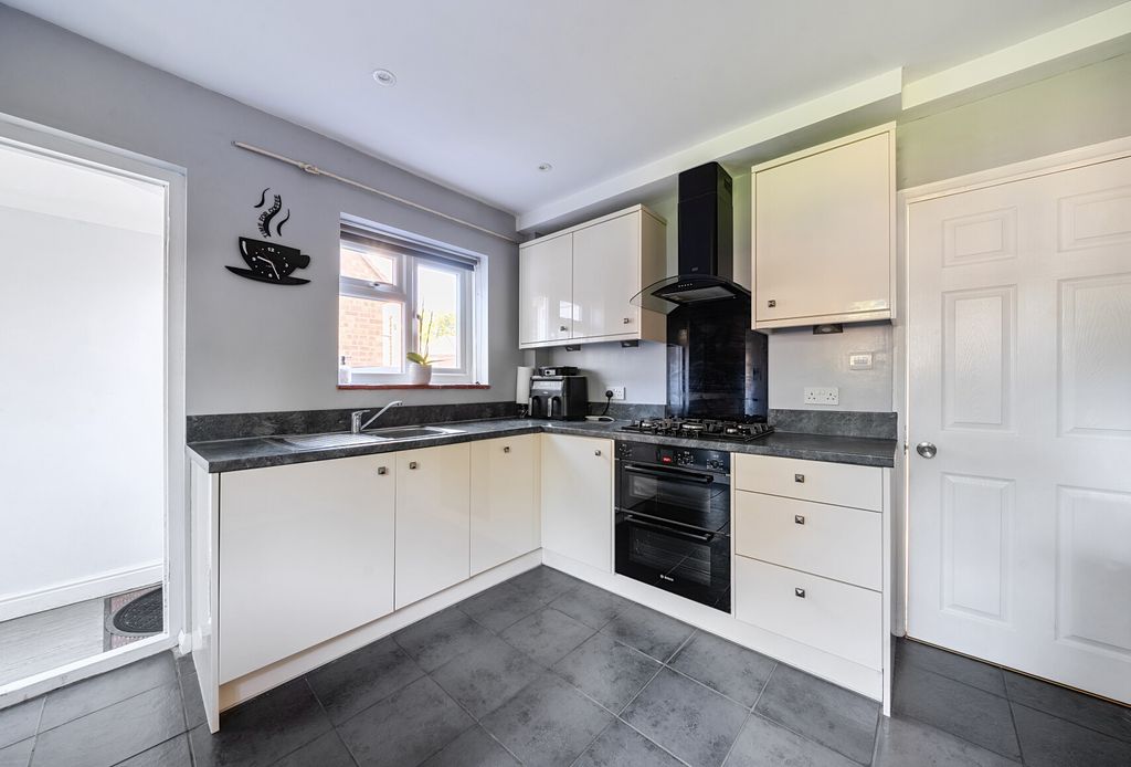 Property photo 3 of 16 1353403-9-68c3E8F...