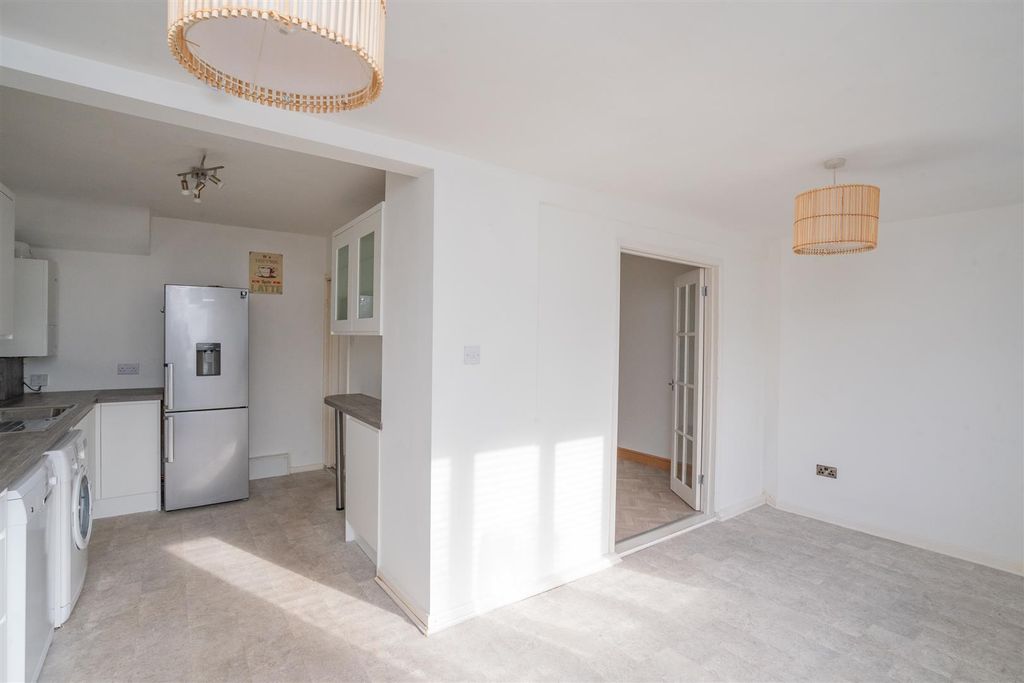 Property photo 3 of 12 Mallard,18Kitchen2.Jpg