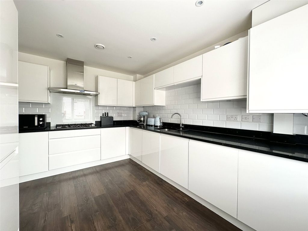 Property photo 3 of 25 Kitchen