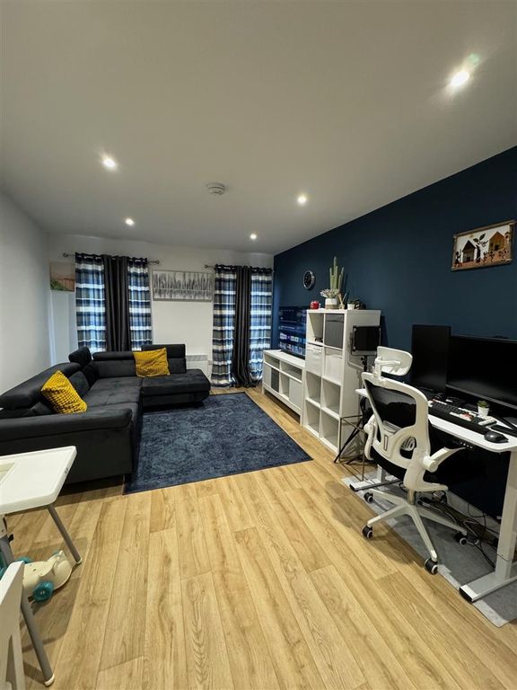 Property photo 3 of 7 15 Winifred Lounge.Jpg