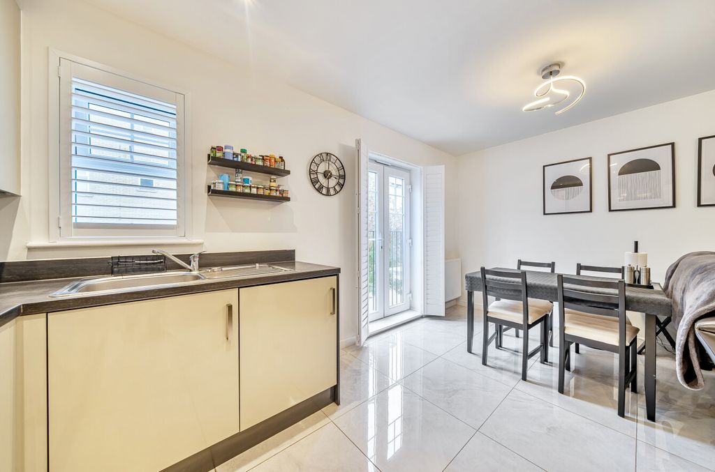 Property photo 2 of 11 1359513-13-68d6A7...