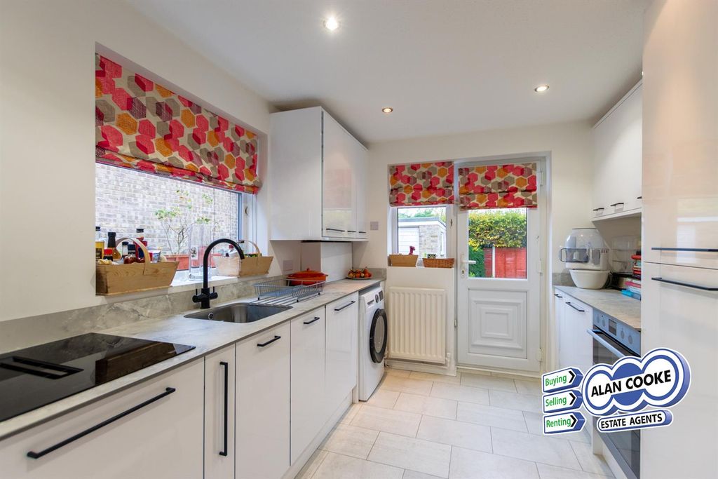 Property photo 3 of 13 Fitted Kitchen