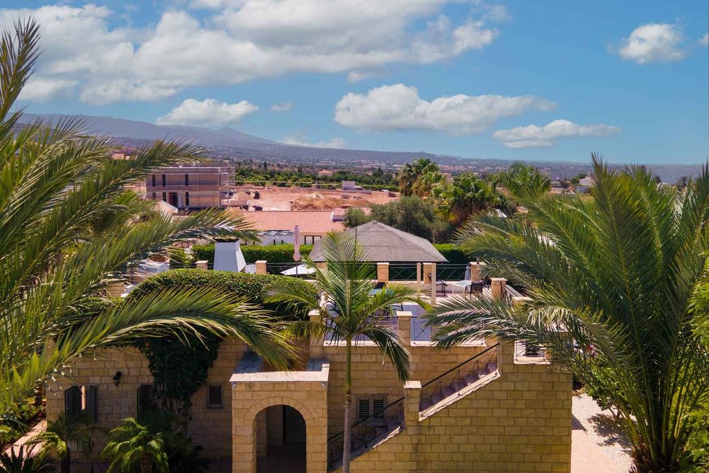 Property photo 2 of 30