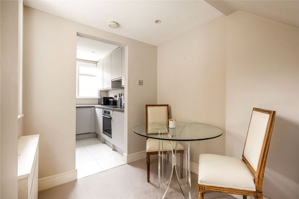 Property photo 3 of 7 Dining